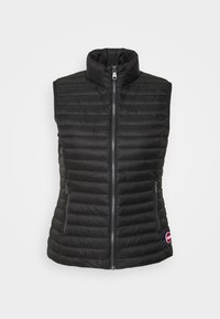 Svart vadderad väst med hög krage, framdragkedja och två sidofickor. Har en logotypdetalj vid fållen och en quiltad textur.