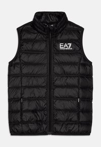 Gilet noir en matières brillantes, rembourré, avec un col montant, une fermeture éclair à l'avant et un logo sur la poitrine. Présente un motif matelassé.