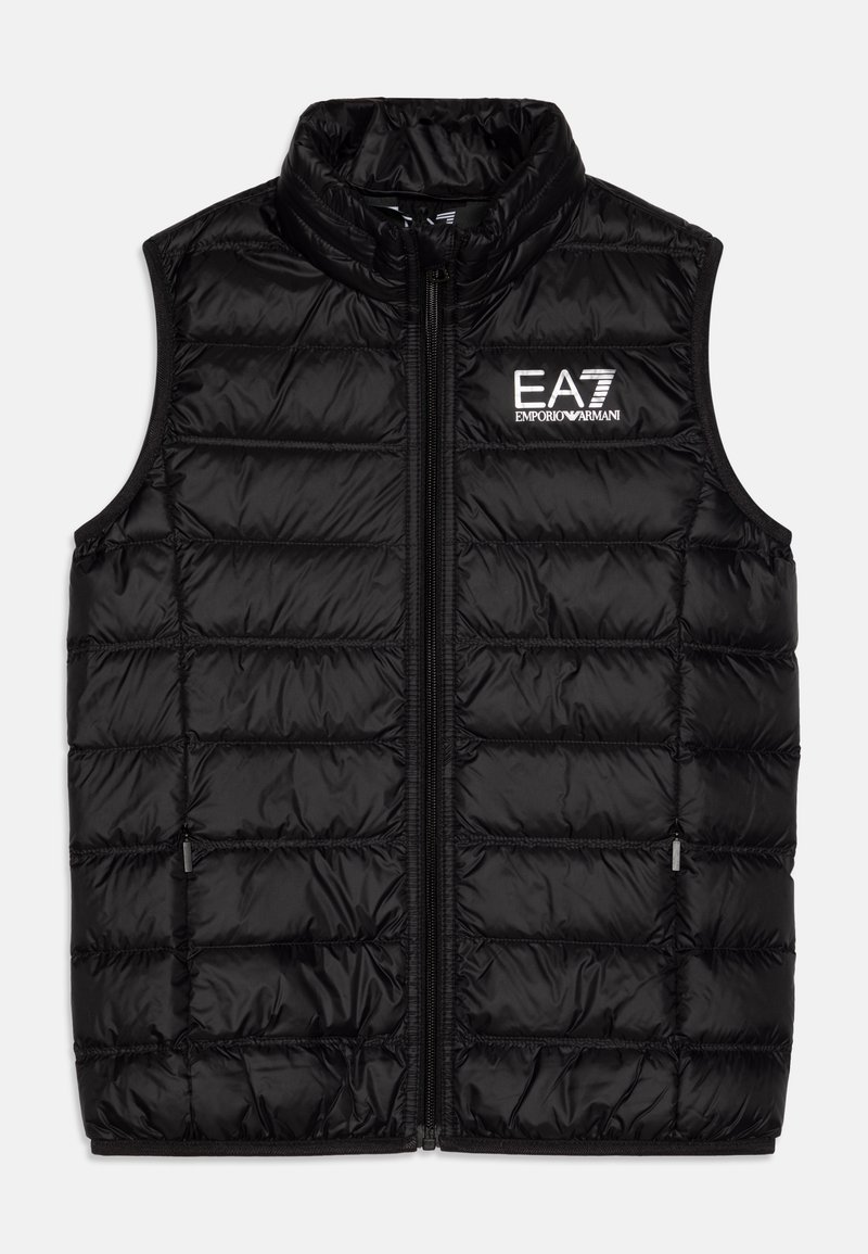 Gilet noir en matières brillantes, rembourré, avec un col montant, une fermeture éclair à l'avant et un logo sur la poitrine. Présente un motif matelassé.