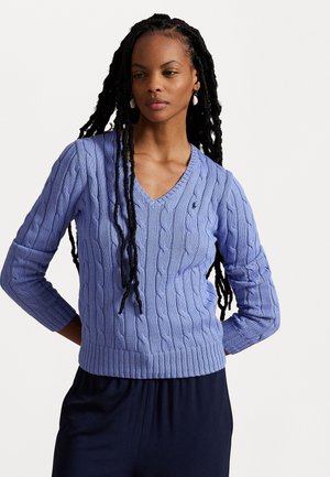 Pull en maille torsadée violet clair avec un col en V, un ourlet côtelé et des manches trois quarts. Présente un motif texturé et un petit logo.