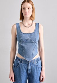 Denim bodysuit ruutunud dekoltee, vormitud topside ja lõigatud küljed. Koos vaba lõikega teksadega, millel on elastne vöökoht.