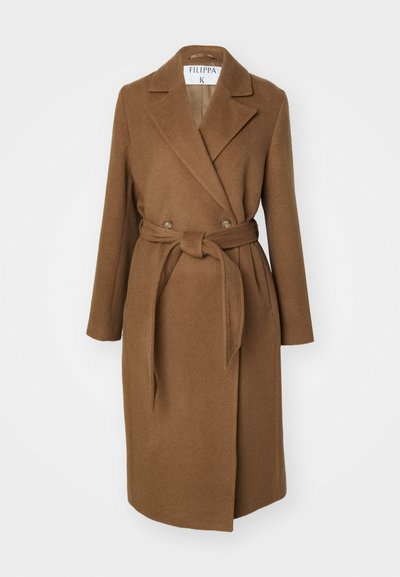 Brun uldblandingsfrakke med dobbeltbrystet design, brede klapper, bælte ved taljen og to sidelommer. Glat tekstur og skræddersyet pasform.