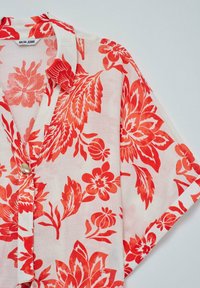Camisa de estampado floral rojo con una tela ligera y transparente, cierre de botones y un corte holgado con mangas anchas. Marca: Salsa Jeans.