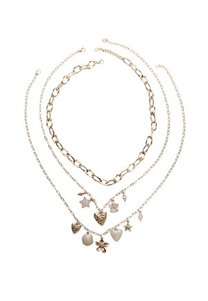 Guldlagd halskæde med tre kæder i forskellige længder. Inkluderer charms: hjerter, stjerner og en blomst. Glatte og teksturerede overflader.