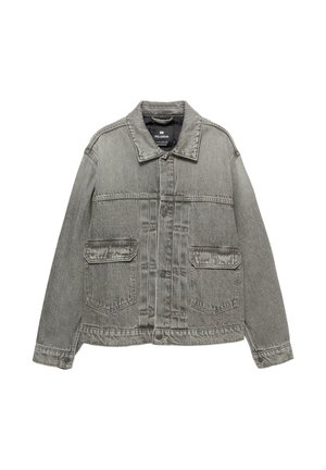 Grijze denimjacket met kraag, knoopsluiting, twee borstzakken en zijzakken, met een licht versleten textuur.