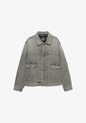 Grijze denimjacket met kraag, knoopsluiting, twee borstzakken en zijzakken, met een licht versleten textuur.