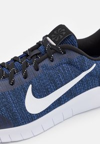 Nike Performance FLEX EXPERIENCE RUN 12 - Chaussures de running sur route - astronomy blue/white/black/hyper crimson