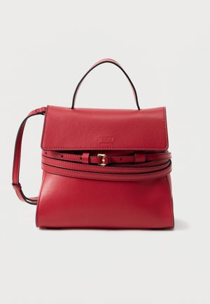 Rdeča usnjena torbica z zgornjim ročajem in nastavljivim ramenskim trakom, zložnim sprednjim pokrovom in majhnim zlatim zaponko.