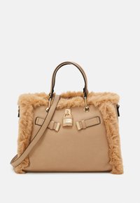 Borsa in pelle beige con rifiniture in pelliccia tan, dettaglio con chiusura dorata, manici doppi e tracolla su sfondo bianco.