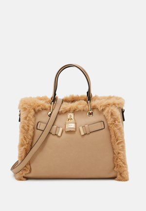 Bolso de mano de cuero beige con borde de piel de pelaje marrón, detalle de cierre dorado, doble asa y correa para el hombro sobre un fondo blanco.