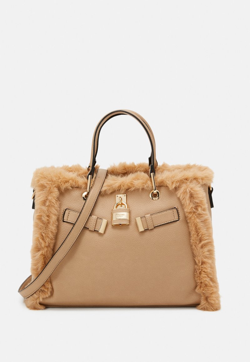 Borsa in pelle beige con rifiniture in pelliccia tan, dettaglio con chiusura dorata, manici doppi e tracolla su sfondo bianco.