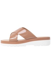 Sandaler i imitat läder med tvärband i en naken nyans, med en vit gummisula och en slät, glänsande yta.