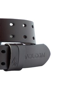 Ceinture en cuir marron avec plusieurs trous, dotée d'une boucle de marque et d'une texture lisse. Accentuée par un logo et des bords bien définis.