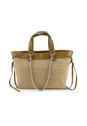 Beige geweven draagtas met bruine leren afwerking, dubbele handvatten, zijkanten met strikjes en zilveren kettingaccent, op witte achtergrond.