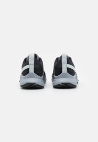 Scarpe da corsa nere con suola e dettagli grigi, caratterizzate da pannelli in mesh, linguette per facilitare la calzata e un tallone testurizzato per una migliore presa.