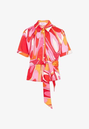 Camicia a maniche corte con bottoni, decorata con motivi astratti a spirale nei toni del rosso, rosa, arancione e bianco, con cintura annodata davanti.