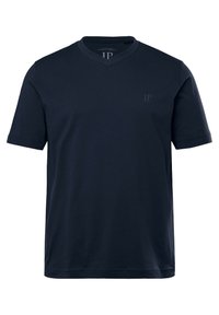 Námořnická modrá trička s krátkým rukávem a výstřihem do V, s jemným logem na prsou. Vyrobeno z měkké tkaniny, má standardní střih a hladkou texturu.