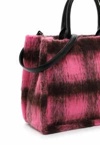 Sac à main en flanelle rose et marron à carreaux avec des anses en cuir noir et une bandoulière réglable sur fond blanc.