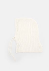 Valkoinen kuvioitu neulehattu, jossa on pyöreä yläosa ja sivuilla nyörit, pehmeä tekstuuri ja yksinkertainen, minimalistinen muotoilu.