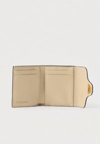 Ανοιχτό πορτοφόλι από μπεζ υφή δέρματος, που δείχνει πολλές θήκες για κάρτες και χρυσό κούμπωμα σε ανοιχτό φόντο.