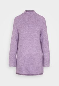 Pull en tricot lavande doux à manches longues avec col rond haut et poignets et ourlet côtelés.