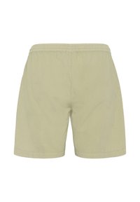 Short beige à taille élastique, design simple, coupe droite, sans poches ni ornements visibles.