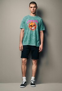 Next LICENSE REGULAR - Print T-shirt - green wash metallica