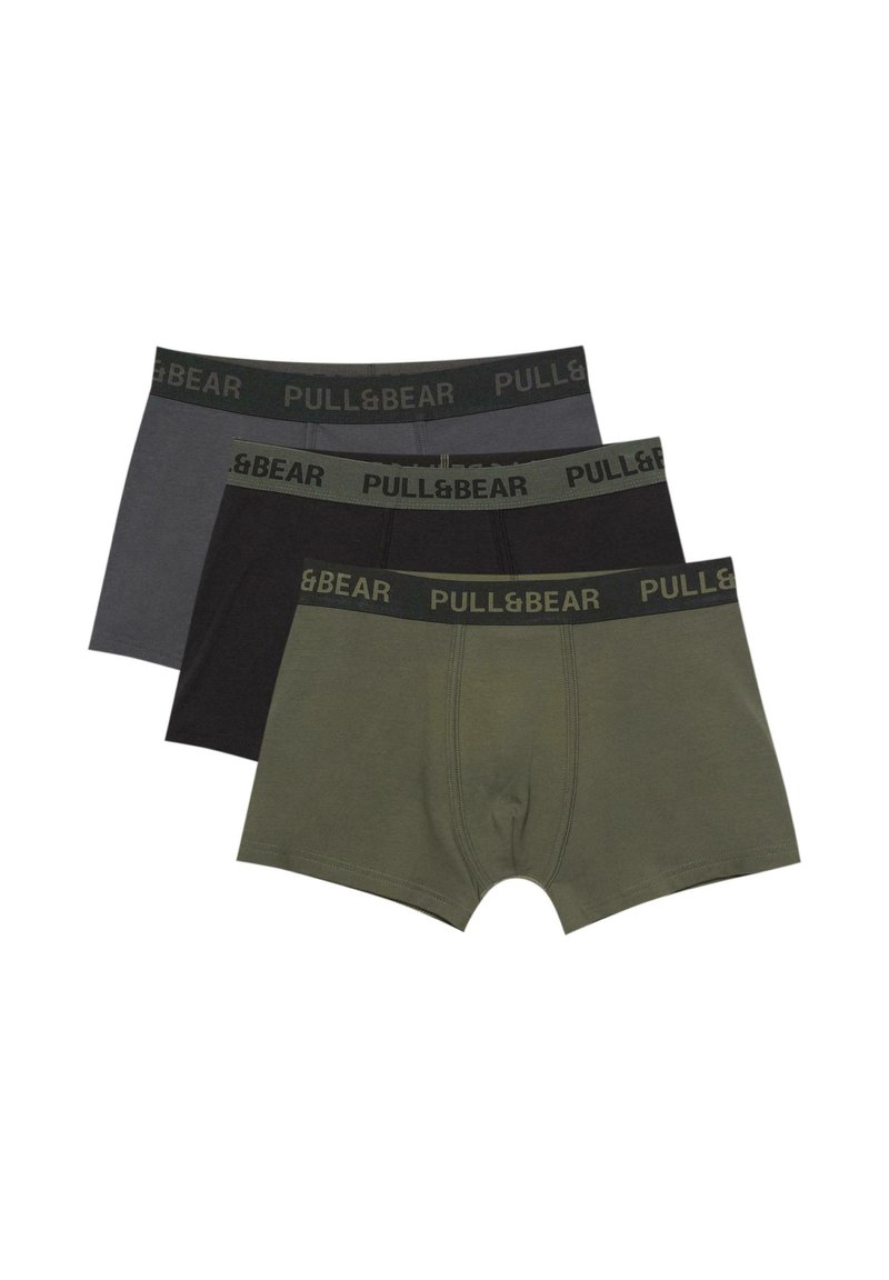 Tři páry boxerků Pull&Bear v šedé, černé a olivově zelené barvě, se stahovacími elastickými pásky s logem.