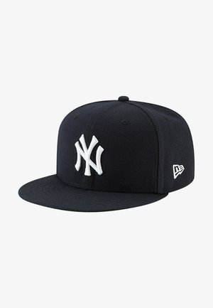 Cappellino da baseball nero in tessuto, con visiera piatta, logo ricamato bianco "NY" davanti e un piccolo dettaglio logo bianco sul lato.