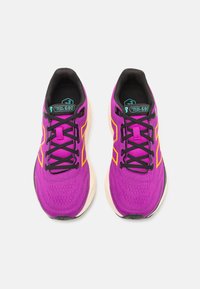 New Balance FRESH FOAM 680 - Chaussures de running sur route - fuchsia