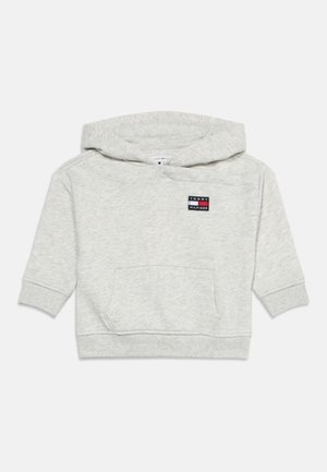 Jasnoszara bluza z kapturem dla małych dzieci z kieszenią z przodu i małym logo Tommy Hilfiger na piersi.