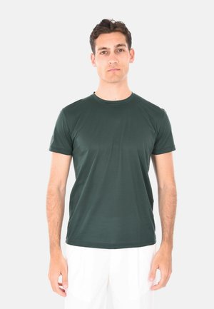 T-shirt verde a maniche corte realizzata in tessuto leggero con collo tondo e texture liscia, caratterizzata da un design aderente.