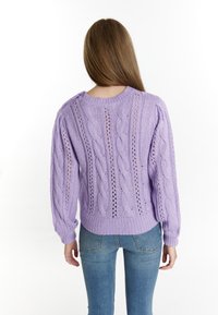Lila gestrickter Pullover mit Zopfmuster, runder Halslinie und gerippten Bündchen. Texturiertes Material mit lockerer Passform.
