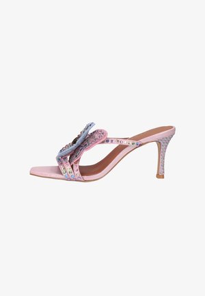 Roze muil met hoge hak en vierkante neus, versierd met meerkleurige strasssteentjes en een vlindervormige versiering op het bandje.
