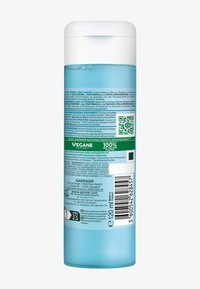 Ljusblå plastflaska med ett vitt flip-top-lock. Texturerad yta med produktinformation, QR-kod och återvinningssymbol. Rymmer 120 ml.