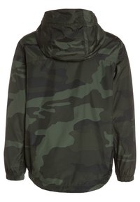 Kurtka kamuflażowa w odcieniach zieleni. Wykonana z lekkiego, wodoodpornego materiału z elastycznymi mankietami i kapturem. Charakteryzuje się luźnym krojem.