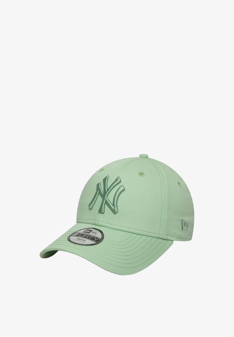 Hellgrüne Baseballkappe aus Stoff mit gebogener Krempe. Verfügt über ein gesticktes NY-Logo auf der Vorderseite und ein Etikett auf der Krempe.