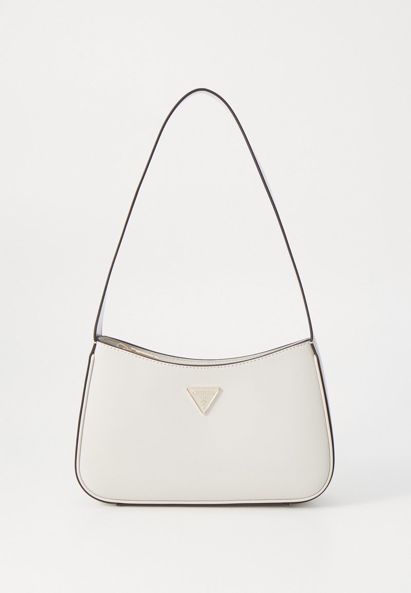 Sac à bandoulière rectangulaire blanc avec une sangle fine et un petit logo triangulaire Guess sur le devant, sur fond blanc uni.