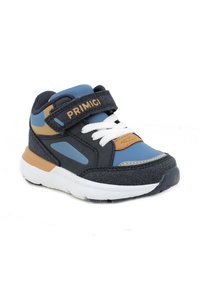 Sneaker blu e navy con cinturino in Velcro, lacci bianchi, dettagli marroni e tomaia texturizzata. Suola imbottita e design della suola intermedia a contrasto.