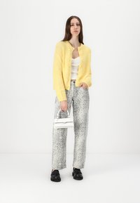 BDG Urban Outfitters FLUFFY CARDI - Casaco de malha - lemon