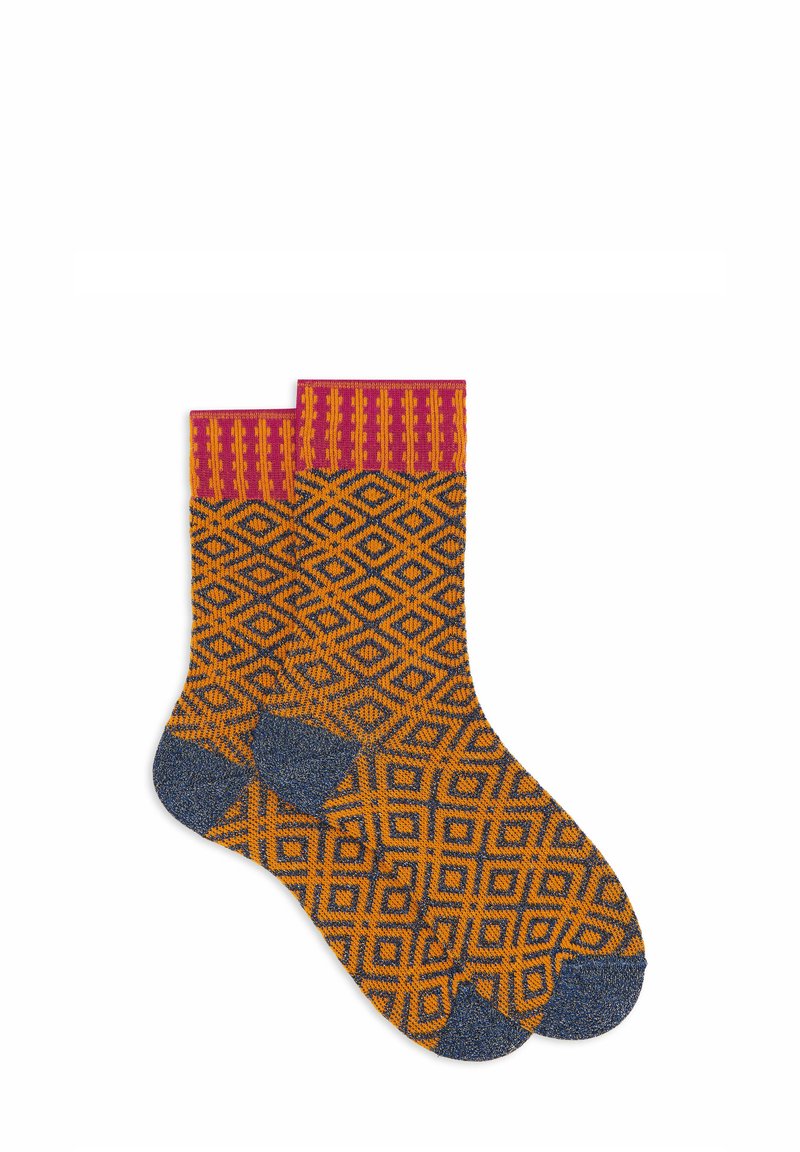 Mehrfarbige Socken mit einem Rautenmuster in Orange und Blau und einem rosa gestreiften Bündchen. Hergestellt aus strukturiertem, gestricktem Material.