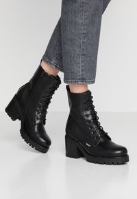 Dockers by Gerli Botki na platformie