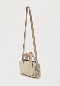Pequena mala de mão em couro texturizado bege, com duas alças curtas, uma alça longa ajustável com fivela e detalhes em borda preta.