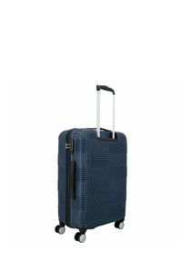 Valigia rigida navy con design a pannello testurizzato, cerniera nera, manico telescopico e quattro ruote multidirezionali. Compatta e resistente.