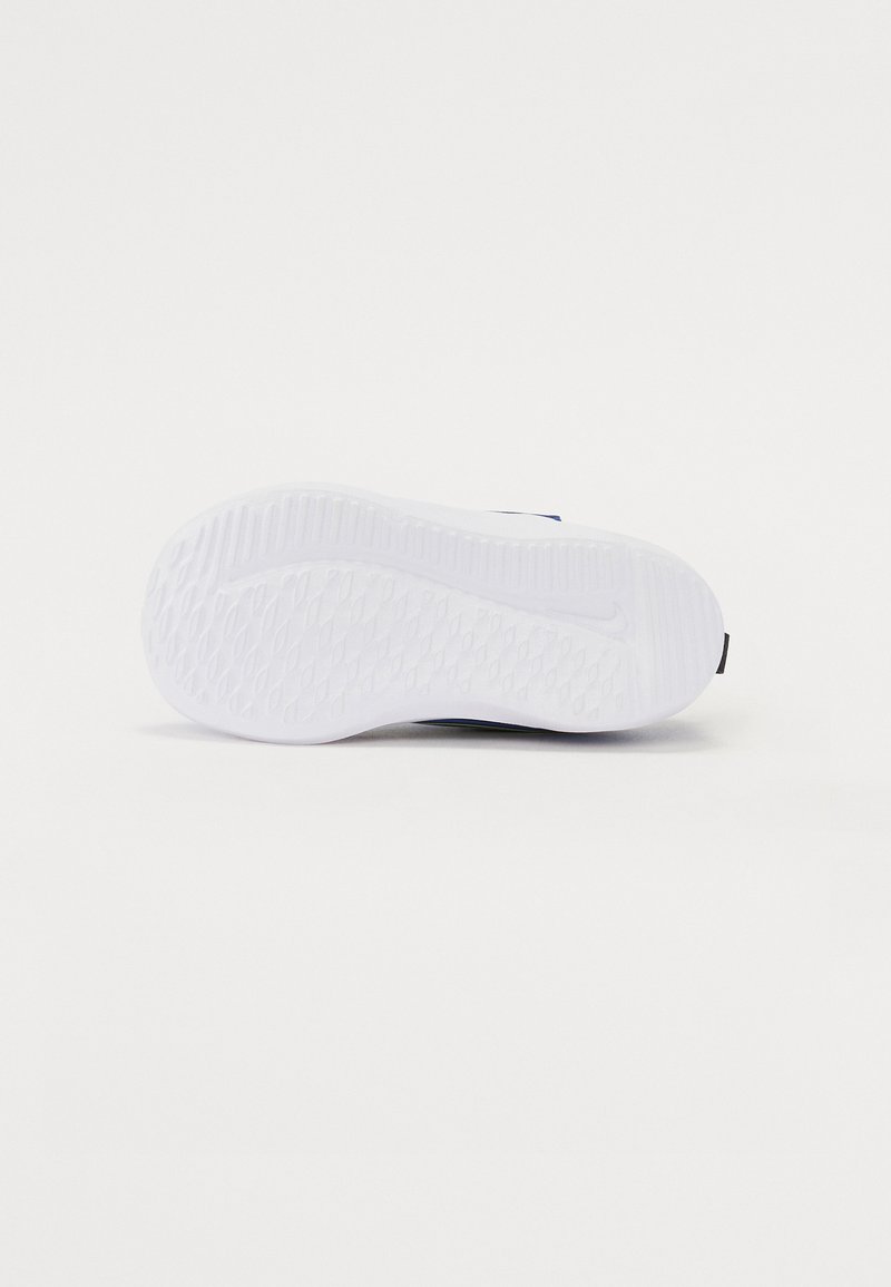 Witte rubberen schoenzool met een gestructureerd oppervlak, voorzien van een diagonaal patroon en een zwart logo op de hak. Gladde afwerking.