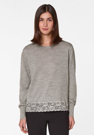 Grauer Pullover mit langen Ärmeln; strukturierter Strickkörper mit einem zarten Spitzenbesatz am Saum. Einfache runde Ausschnittform, enganliegende Silhouette.