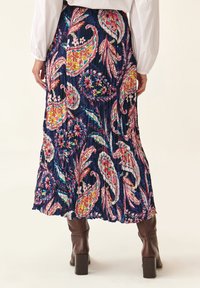 Falda plisada de color azul marino que presenta un colorido patrón de paisley con motivos florales. El tejido tiene un acabado texturizado y fluye hasta la mitad de la pantorrilla.