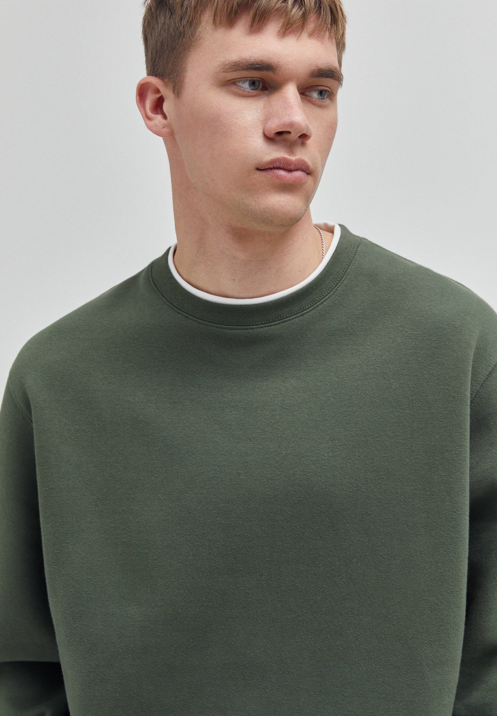 dark green pullover