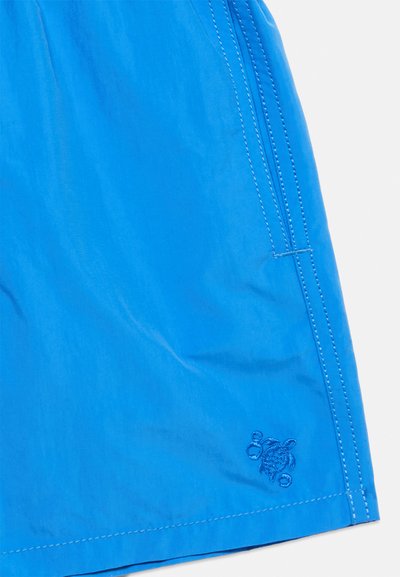 Φωτεινά μπλε μαγιό σορτς με διακοσμητικό ράψιμο και ένα μικρό λογότυπο χελώνας κεντημένο κοντά στο τελείωμα στο δεξί πόδι.