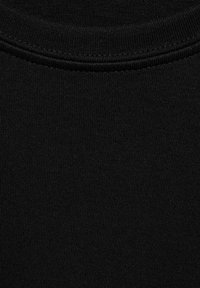 Tessuto di tessile nero con una texture liscia e rigata. Presenta un collo rotondo, una costruzione a maglia densa e un colore uniforme su tutta la superficie.